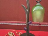 une lampe posée sur une table avec une nappe rouge