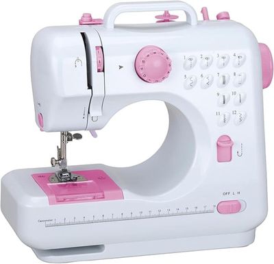 une machine à coudre blanche et rose posée sur une surface blanche