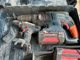 une boîte à outils contenant des outils, posée sur le sol