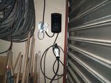 tout un tas de fils branchés au mur