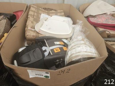 une boîte en carton remplie d'objets hétéroclites sur le sol