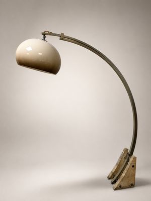 une lampe posée sur un socle en bois