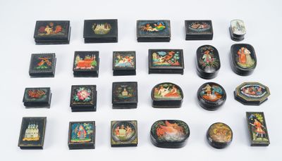 un grand nombre de petites boîtes posées sur une table