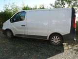 une camionnette blanche garée sur le bord de la route