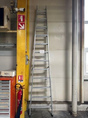 une échelle appuyée contre un mur dans un garage