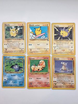 plusieurs cartes Pokémon empilées les unes sur les autres sur une table