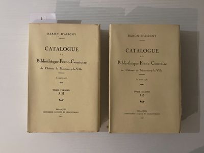 deux livres posés l'un à côté de l'autre sur une table