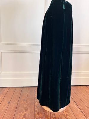 Lanvin Paris, une jupe longue en pane de velours vert .
