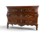 une image d'une commode en bois avec des sculptures ornementales