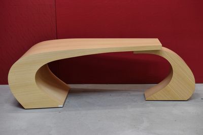 Denis BELEMBERT, Bureau-sculpture en placage de citronnier d…