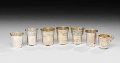 un ensemble de six coupes et tasses en argent posées sur une table