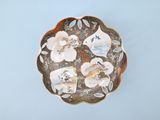 une photo d'une assiette décorative ornée de fleurs