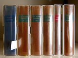plusieurs livres sont alignés sur une étagère
