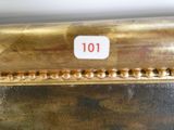 une photo d'une plaque en or sur laquelle figure un numéro