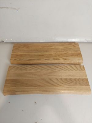 deux morceaux de bois posés sur une table blanche