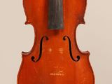 gros plan d'un violon avec un archet sur fond blanc