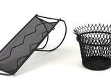 un panier noir et une poubelle noire sur fond blanc