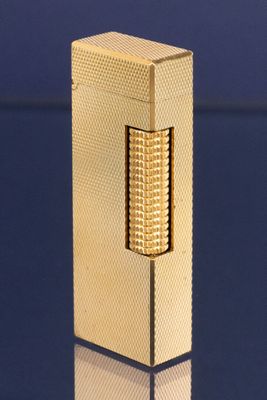 un gros plan d'un briquet doré posé sur une table