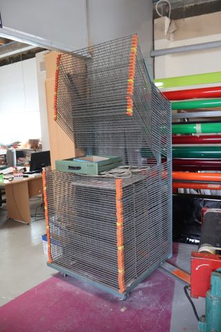 Cinq séchoirs à plaques (produit fini) en tréfil