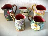 cinq vases posés sur une table