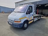 un camion garé devant un bâtiment