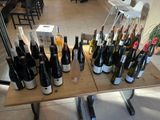 Des bouteilles de vin sont alignées sur une table dans un restaurant.