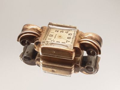 a small watch that is sitting on top of a table