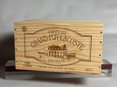 coffret en bois gravé pour le Grand Prix Lacoste, portant le nom du domaine viticole