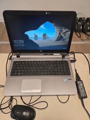 un ordinateur portable posé sur une table avec une souris