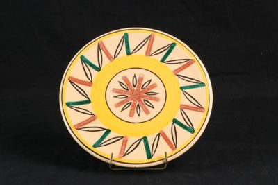 une photo d'une assiette décorative sur fond noir