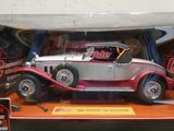 une maquette de voiture argentée et rouge exposée dans une vitrine