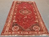 un tapis rouge posé sur un tapis bleu, sur fond blanc