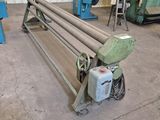 une grande machine qui se trouve dans un garage