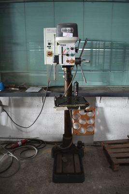 une machine posée sur une table dans une pièce