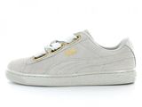 Les baskets Puma Sued sont de couleur gris clair avec des détails dorés.