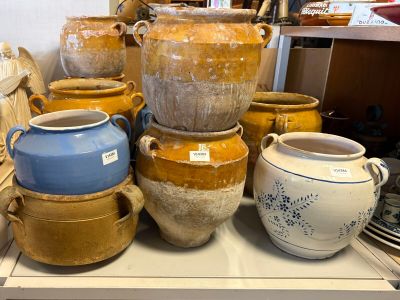 de nombreux types de vases exposés dans un magasin