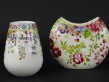 deux vases posés l'un à côté de l'autre sur une surface noire