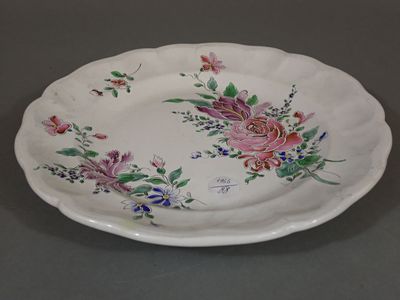une assiette blanche avec des fleurs sur une table