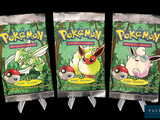 trois paquets de cartes à collectionner Pokémon empilés les uns sur les autres