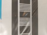 une photo d'une photo d'un sèche-serviettes blanc