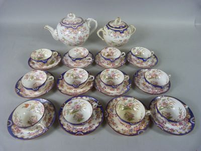 plusieurs tasses et soucoupes posées sur une table