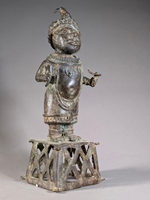 une image représentant une statue d'une personne debout sur une table