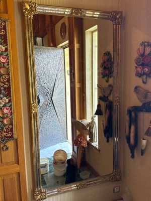 une salle de bain avec un lavabo et un miroir