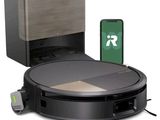 un robot relié à un appareil électroménager lui-même relié à un téléphone