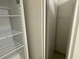 un réfrigérateur vide dans le coin d'une pièce