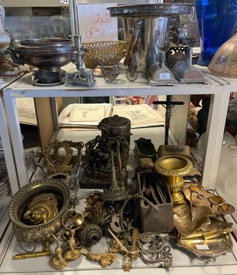 une vitrine remplie d'objets anciens posée sur une table