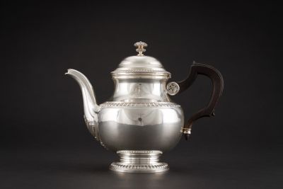 une théière ancienne en argent sur fond noir, avec un fond noir