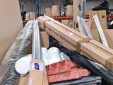 une grande quantité de cartons posés par terre dans un entrepôt