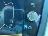 un gros plan sur le rétroviseur d'une voiture