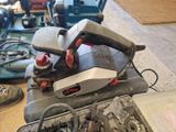 une machine posée sur une table